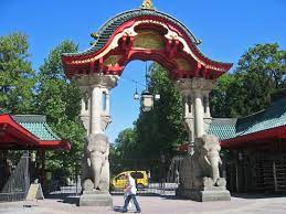 46 reviews of bahnhof berlin zoologischer garten made famous by several songs (by u2 amongst others) and a book (by christiane f) zoo station has been surpassed by the new hauptbahnhof near the bundestag and long distance trains no longer stop there. Zoologischer Garten Berlin Bilder