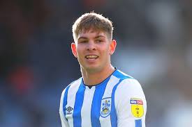 Emile smith rowe has given the shirt he wore on his arsenal debut to his mother. Emile Smith Rowe Mum Arsenal S Emile Smith Rowe Becomes First Gunners Player Born After 2000 To Make Competitive Debut After Coming On Against Vorskla Poltava In Europa League 34 308