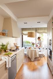 Una cocina, de corte tradicional, con acentos clásicos, y con la encimera alicatada de azulejos en un tono verdoso oscuro muy bonito cuando se combina con la madera de los muebles. Paredes De La Cocina Con O Sin Azulejos