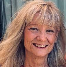 Lori Pullman's Instagram, Twitter & Facebook