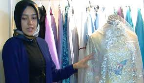 Pasangan selebriti fairoza a rafiq dan galih ginanjar akan menikah bulan depan untuk busana akad dan resepsi bahkan secara eksklusif, yohannes mau berbagi sketsa busana pengantin fai, sapaan akrab fairoza. Penasaran Baju Pengantin Fairuz A Rafiq Buatan Zaskia Sungkar