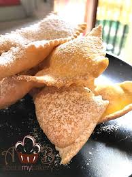 Un cucchiaino di bicarbonato aiuterà poi i cenci ad essere leggeri e ad avere quelle bollicine friabili sulla superficie che costituiscono il segno dei cenci ben riusciti in base ai ricordi d'infanzia dei miei genitori. Chiacchiere Carnevale Gonfie Friabili E Croccanti About My Bakery Dolci Carnevaleschi Ricette Dolci Dolci Fritti