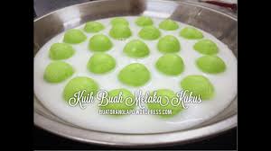 Ewo mek berkata, rasa kuih bakul yang terhasil daripada tepung pulut yang dikisar secara tradisional lebih sedap berbanding. Kuih Buah Melaka Kukus Kuih Tradisional Melayu Youtube