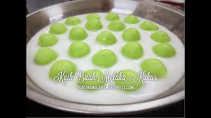 Letakkan gula melaka dan gentel menjadi bulat. Kuih Buah Melaka Kukus Buat Orang Lapo