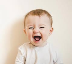 Das heißt das erste lachen geschieht ungefähr zur selben zeit, zu der das baby versucht auf eigenen beinen zu stehen und dann ein wenig später in seinem leben den ersten schritt geht, Leben Mit Babys Hebammentipps Fur Die Erste Zeit Himbeer