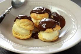 Profiterole A La Vanille Et Sauce Chocolat Recette Recette Profiteroles Profiteroles Et Recette Chocolat
