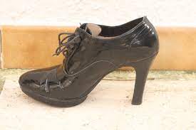 Ces derbies compensées s'enfilent rapidement pour s'adapter à toutes les morphologies (merci la double patte scratchée !) et leur imprimé reptile finalise nos looks. Derbies A Talon Repetto Cuir Noir Verni 38 37 Vinted