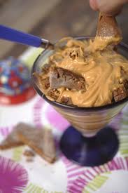 Vertemos la crema de leche en un recipiente y batimos hasta llegar a un punto medio. Mousse De Dulce De Leche Y Vauquita Jimena Monteverde Cocina
