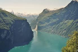 En pusselbit som ska hjälpa dem att finna sina rötter ally reser till norge, och där upptäcker hon en etthundra år gammal historia om en sångerska. Geirangerfjorden Fjallvandring