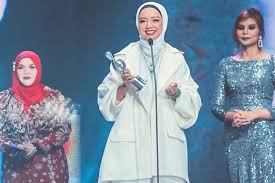 Live malam kemuncak anugerah bintang popular bh 33 abpbhkita2020. Senarai Pemenang Anugerah Bintang Popular Berita Harian 32 Abpbh32 Iluminasi