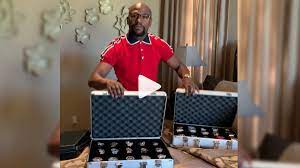 Livestream, tv, uhrzeit, dazn, bilanz, gage. Video Floyd Mayweather Protzt Mit Uber 40 Luxus Uhren Sky Sport Austria