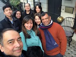 Tony fernandes, taipan malaysia yang menikahi gadis misterius bernama chloe. Hampir 2 Tahun Berkahwin Suri Hati Tan Sri Tony Fernandes Buat Pemilik Air Asia Ini Benar Benar Bahagia Nona