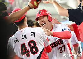 그 결과 강호동과 송민호는 조명 200개, 서랍 50개를 비롯해 한정판 후드티셔츠, 아이스크림까지 총 1950명을 위한 혜택을 얻어내는 것에 성공해 만족스러운 모습으로 협상을 마무리 지었다. ì´ìš°ì„± ì´ì˜ë¦¬ ë³´ë©° í•¨ë°•ì›ƒìŒ í¬í† 