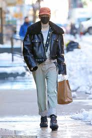 Schafer modelleri ve ürünleri, en uygun fiyatlar ile hepsiburada.com'da. Freedomroo Euphoria S Hunter Schafer Strides Out In Snowy Nyc In Leather Flying Jacket And Chunky Boots Australiannewsreview