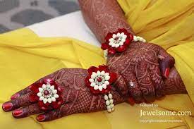 21 Fresh Flower Jewellery For Mehndi Function Jewelsome Flower Jewellery For Mehndi Flower Jewelry Diy Wedding Flower Jewelry