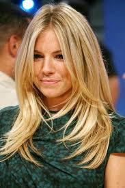 We love the free-spirited #SiennaMiller and her style.next haircut