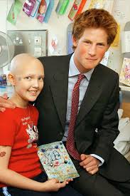 Prins harry maakt tijdens zijn bezoek aan lesotho in 2006 een jong kind aan het lachen. Prince Harry S Cutest Moments With Kids Prince Harry Best Photos With Children Through The Years