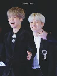 Mereka pun sempat bergurau saat berdiri sejajar dan ternyata jimin tampak sangat pendek. Selisih 3 Tahun 10 Potret Keakraban Suga Dan Jimin Bts