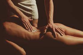 Both forms of vaginal massage have been used to treat physical health conditions affecting the so if vaginal massage interests you, either in the form of pelvic floor therapy or yoni massage, how do. Yoni Massage So Geht Die Intim Massage Men S Health