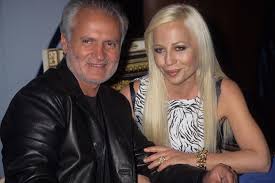 Her brother, gianni versace, followed in their dressmaker mother's footsteps and completely took over the fashion world. How Donatella Versace Coped With Gianni S Murder People Com