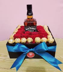 Caja Con Whiskey Jack Daniel S Y 24 Ferrero Rocher En 2020 Regalos De Cumpleanos Para Hombre Cajas Para Desayunos Sorpresa Regalos De Caramelos