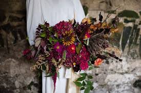 Fall to winter wedding if you're on the cusps of winter but still hanging onto fall, this beautiful arrangement is for you. Guide To Autumn Wedding Flowers In Season In The Uk Ireland