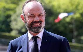 La barbe a été beaucoup commentée hier, parce que la france, avec l'élection d'emmanuel macron, est passée au centre comme l'expliquent les adhérents de la république en marche ; Edouard Philippe S Explique Sur Sa Barbe Qui Blanchit Une Maladie Ni Douloureuse Ni Contagieuse Le Parisien