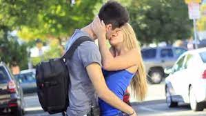 Une fille avec une langue de 10,1 cm. Il Trouve Une Technique Efficace Pour Embrasser Les Jolies Filles En 10 Secondes