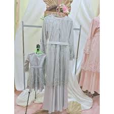 Ria memilih warna kalem dan motif nusantara pada busana rancangannya. Harga Couple Ibu Anak Pakaian Wanita Party Dress Terbaik Juli 2021 Shopee Indonesia