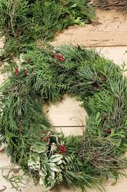 Naturlicher Kranz Aus Dem Garten In 2020 Kranz Weihnachtsdeko Draussen Kranz Binden