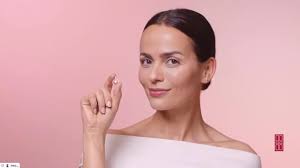 The gorgeous @ivez_ for @elizabetharden #smarterretinol 🍎