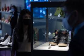 Nike Air Yeezy 1 Schuhe Von Kanye West Fur 1 8 Millionen Dollar Versteigert Der Spiegel