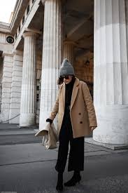 Black on black on black…could it get any easier than combining a black blazer with black jeans? Black Neutrals Camel Blazer Black Cashmere Knit Vienna Wedekind