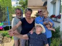 Po čase vyšlo na jevo, že byla menzelovi nevěrná a přiznala, že anna karolina je dcerou režiséra. Tri Deti S Tromi Muzmi Takto Menzelova Utajila Posledne Tehotenstvo Topky Sk