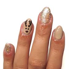 Los diseños de uñas con líneas siempre serán una excelente opción por su vertibilidad, pues puedes combinarlos como lograr hermosos estilos de uñas con líneas. 10 Disenos De Unas Para Darle La Bienvenida A La Navidad