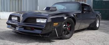 When most people imagine a 1977 firebird trans am they see the smokey and the bandit car, the image of a drag car has largely been left up to the 4th generation of firebird to uphold. 1977 Pontiac Firebird Trans Am Looks Like A Smokey And The Bandit Race Car Autoevolution