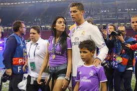Una fuente cercana a la pareja habría sido la encargada de comunicar a la revista. Cristiano Ronaldo Tells Friends That He Still Loves Ex Girlfriend Irina Shayk