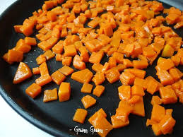 La farinata di zucca è una preparazione storica culinaria a base di sfoglia di farina di grano e ripieno di zucca, presente da tempo nella cucina genovese, è normalmente venduta in ambito tradizionale in negozi di pronto consumo tipici, dette sciamadde o fainotti. Farinata Di Ceci Con Zucca Ricetta Veloce