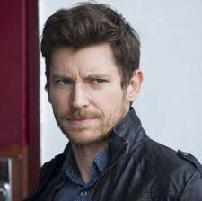 Národní hezoun I a II se utkají v souboji. Jednička totiž leze dvojce do  zelí. O co jde? No tak to snadno uhádnete. VIP skandály a aférky