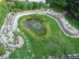 Vom garten ist hier nicht mehr viel zu sehen: 17 Gartenbahn Ideen Gartenbahn Garteneisenbahn Garten