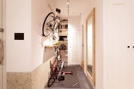 p 玄関土間の一角はご主人の自転車スペース 自転車を収納する場所も トレーニングのためのモニタを置く場所も確保された理想の趣味空間 p 家 土間 玄関 リノベーション リビング
