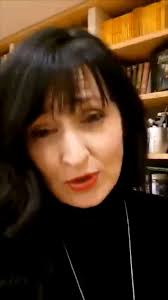 L'autrice Cassandra Odonnell répond à plusieurs questions sur sa nouvelle  série Le Collège Maléfique ! Qui a déjà dévoré ce roman ? 😍📖 ▻  https://bit.ly/3gh2WnK