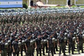 Los argentinos se sorprendieron cuando vieron en el contingente en buenos aires a aldo rico, un ahí desfilaron militares que participaron en el operativo independencia realizado en esta provincia. Suspende Argentina Desfile Por Crisis