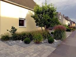Vorgartengestaltung Mit Grasern Buxbaumkugeln Und Naturstein Vorgartengestaltung Garten Vorgarten