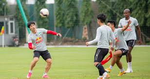 Đội khách đang có những phút đầu lấn lướt đội đkvđ. U15qvqff0nftam