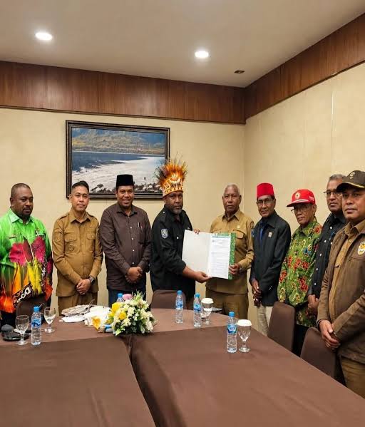 LMA Suku Besar Sebyar Serahkan Aspirasi DBH Migas Tangguh kepada Gubernur Papua Barat