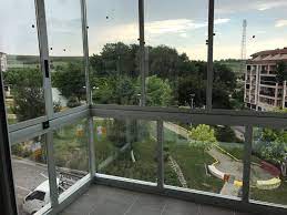 Tambalkon, cam balkondan farklı olarak tam otomatik, uzaktan kumandalı %100 silinebilir cam sistemidir. Albert Genau Konfor Isicamli Cambalkon Bursa Cam Balkon Cam Balkon Fiyatlaribursa Cam Balkon Cam Balkon Fiyatlari