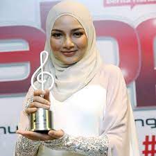 Komen pemenang anugerah bintang popular berita harian 2013. Komuniti Gempakz Neelofa Bintang Paling Popular Anugerah Bintang Popular Berita Harian 2016