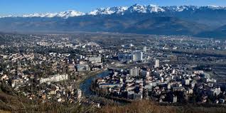Lyon est en revanche la ville la plus dynamique en terme d'emploi puisque le taux d'offres en cdi, ramené à 100 habitants, est de 24%. Emploi Et Immobilier Grenoble Sacree Par Un Barometre Ville La Plus Attractive De France