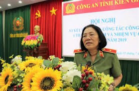 Các nữ chiến sĩ cũng đội nắng giải đáp thắc mắc cho người dân khi thành phố yêu cầu người dân phải khai báo y tế khi đi qua chốt kiểm soát. Chan Dung 6 Ná»¯ TÆ°á»›ng Cong An Nhan Dan Viá»‡t Nam Hiá»‡n Nay NgÆ°á»i Chiáº¿n SÄ©